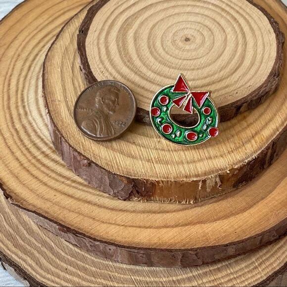 Christmas Wreath Small Enamel Pin/ Brooch Lapel - Picture 5 of 7